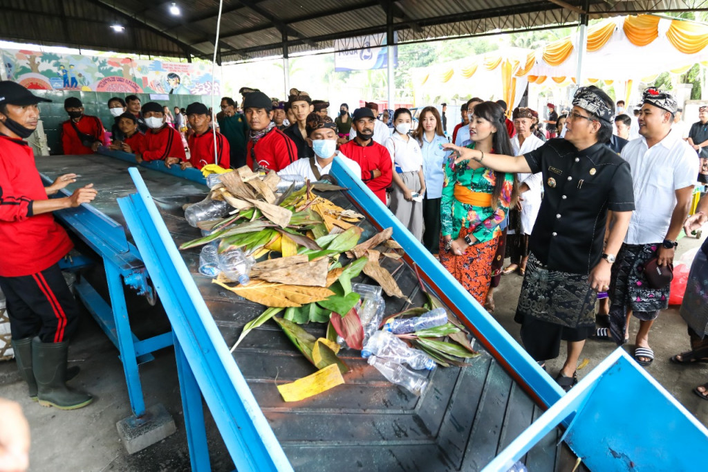 Bupati Giri Prasta Launching TPS3R Jayagiri Carangsari